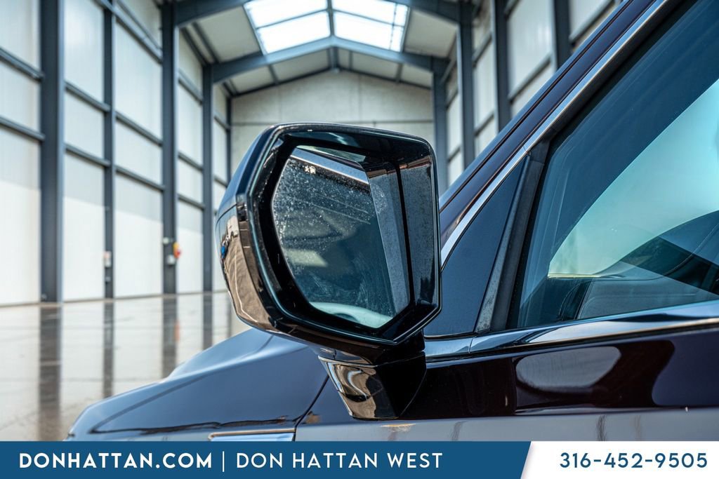 Used 2023 GMC Yukon XL SLT AWD/4WD image 29