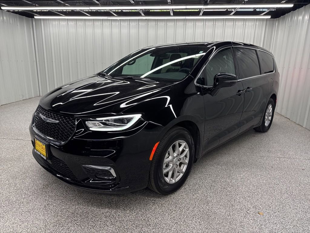 Used 2026 Chrysler Pacifica Select FWD image 3