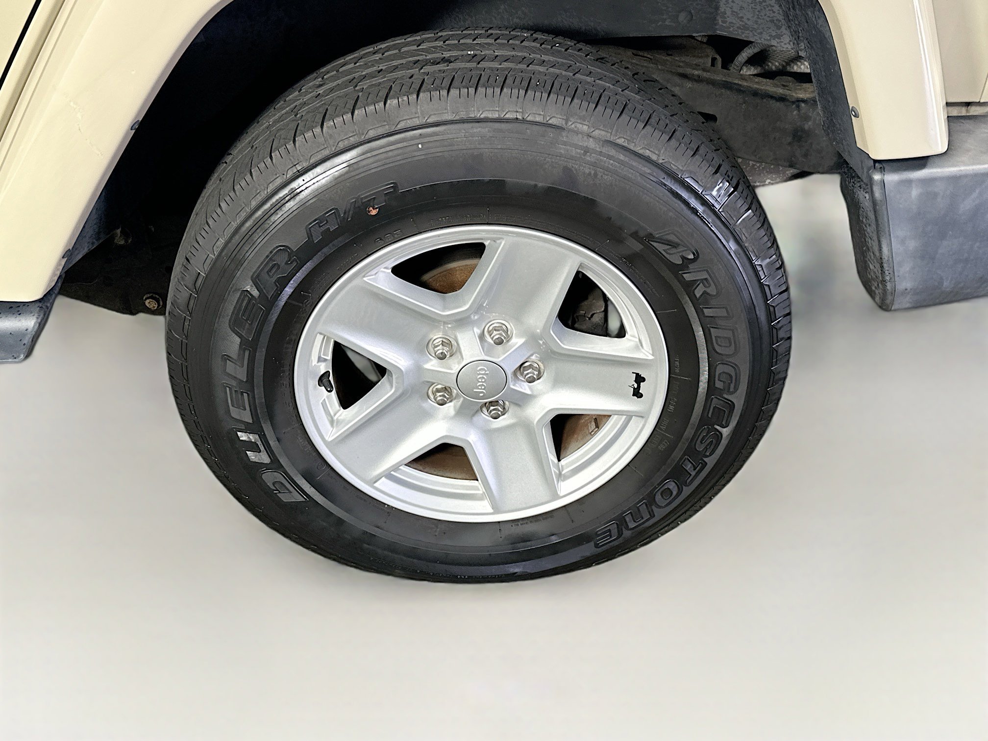 Used 2017 Jeep Wrangler Unlimited Sahara w/ Max Tow Package image 11