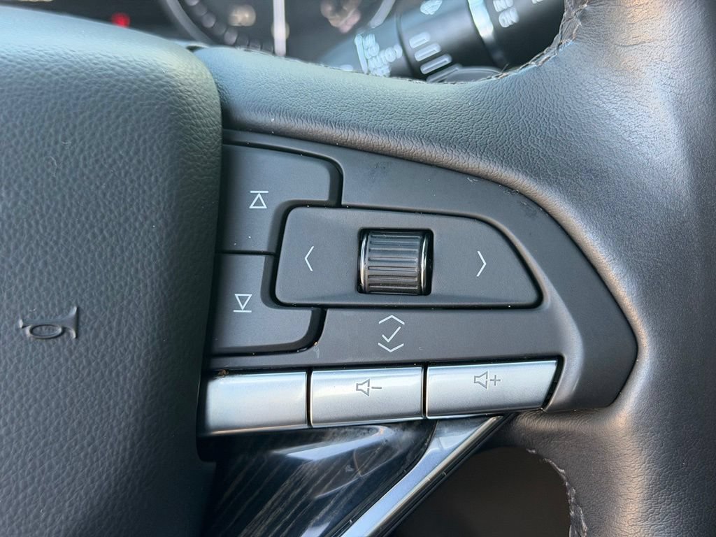 Used 2025 Cadillac XT6 Premium Luxury w/ Technology Package FWD image 23