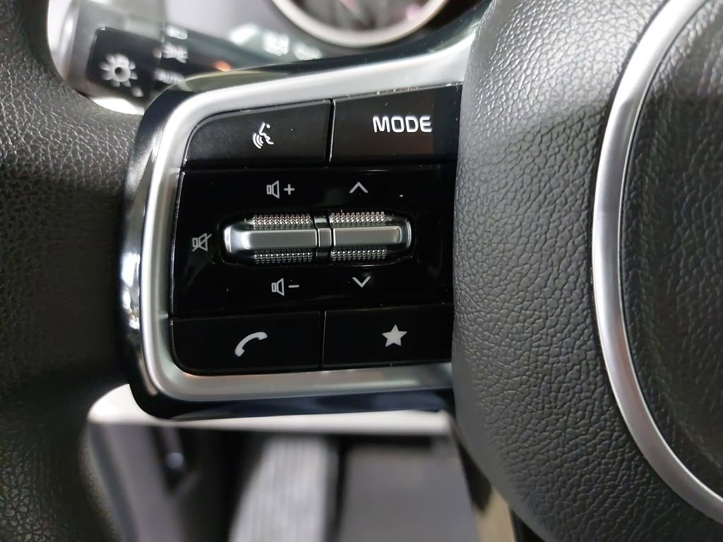 Used 2023 Kia Carnival LX image 16