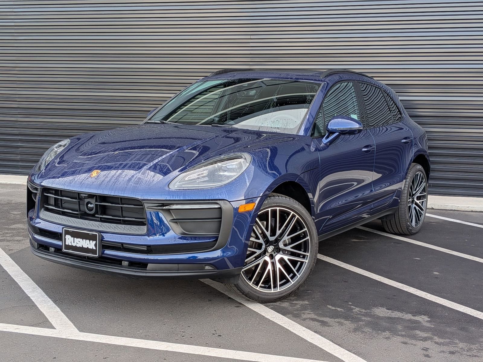 Certified 2025 Porsche Macan image 1