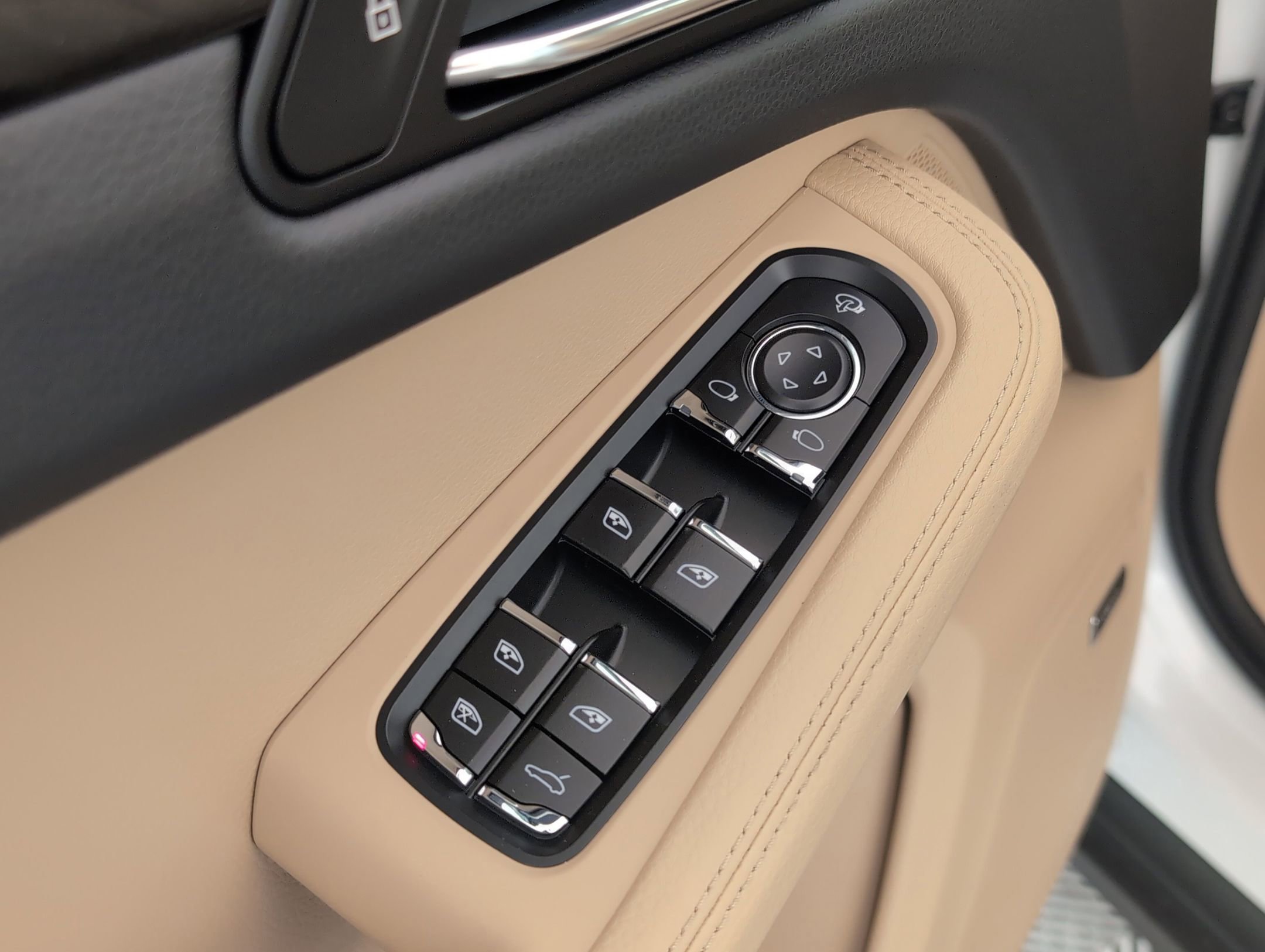 Certified 2025 Porsche Macan AWD/4WD image 17
