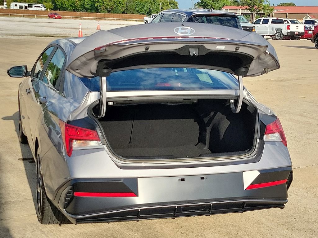 Used 2024 Hyundai Elantra SEL w/ Convenience Package image 8