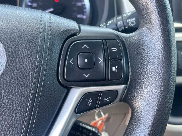 Used 2019 Toyota Highlander LE AWD/4WD image 19