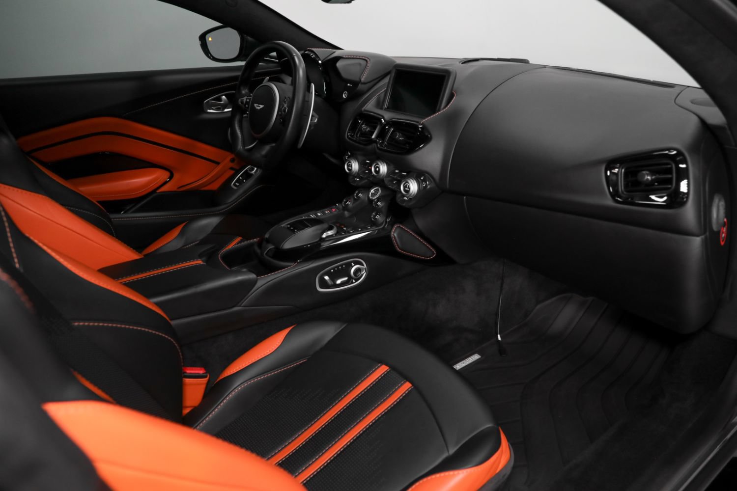 Used 2019 Aston Martin V8 Vantage Coupe RWD image 2