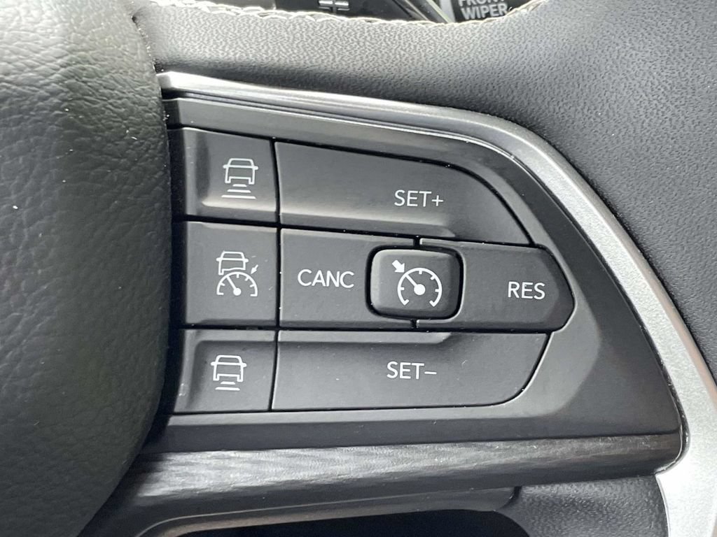Used 2025 Jeep Grand Cherokee Altitude AWD/4WD image 31