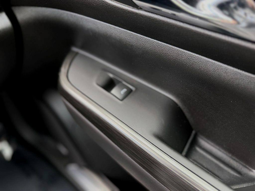 Used 2023 GMC Acadia SLT w/ Technology Package FWD image 13