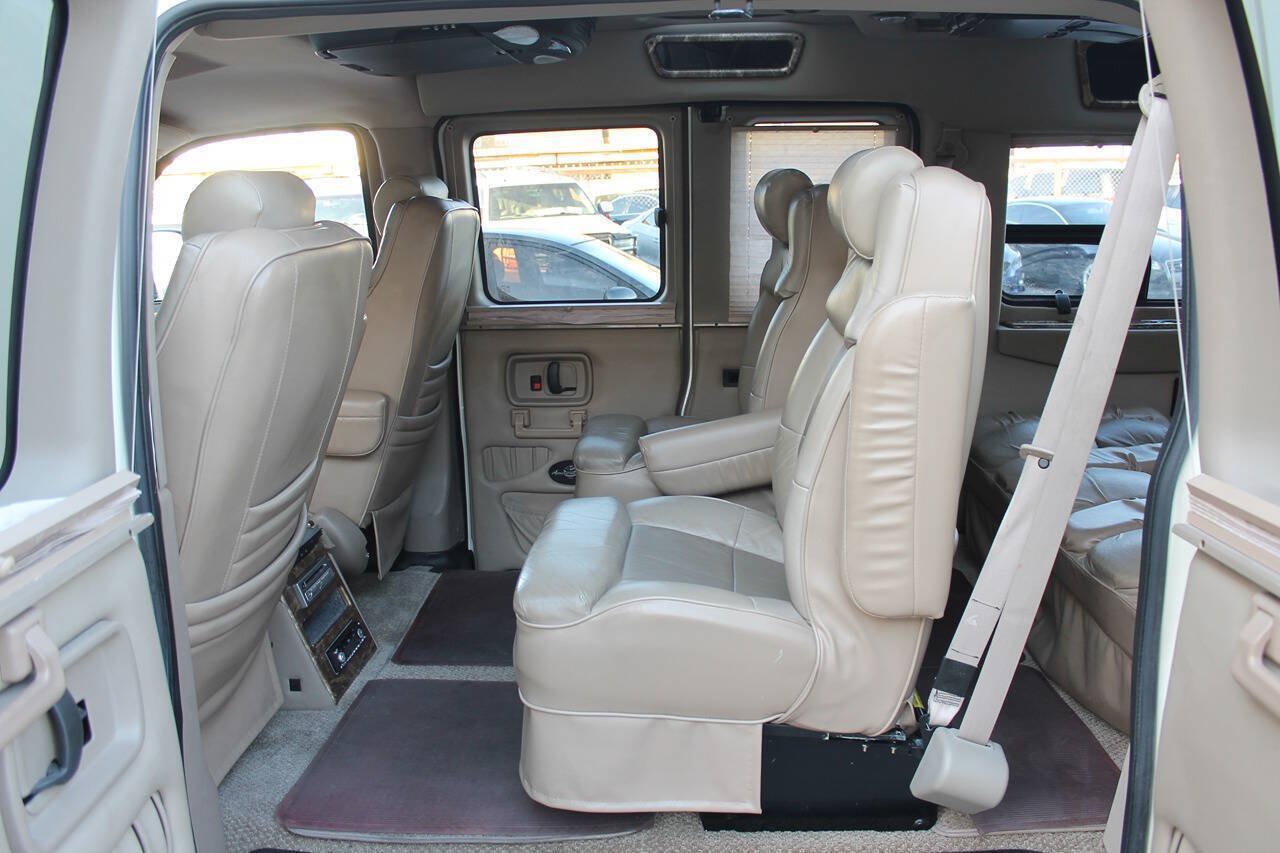 Used 2006 Chevrolet Express 1500 w/ Preferred Equipment Group RWD image 26