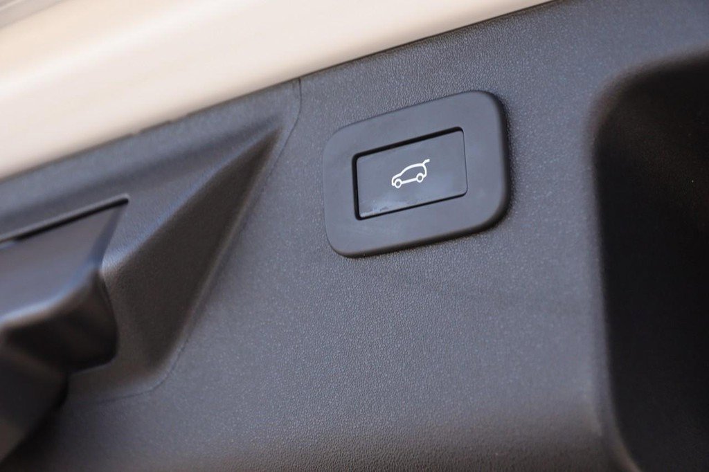 Used 2024 Land Rover Discovery Sport Dynamic SE image 8