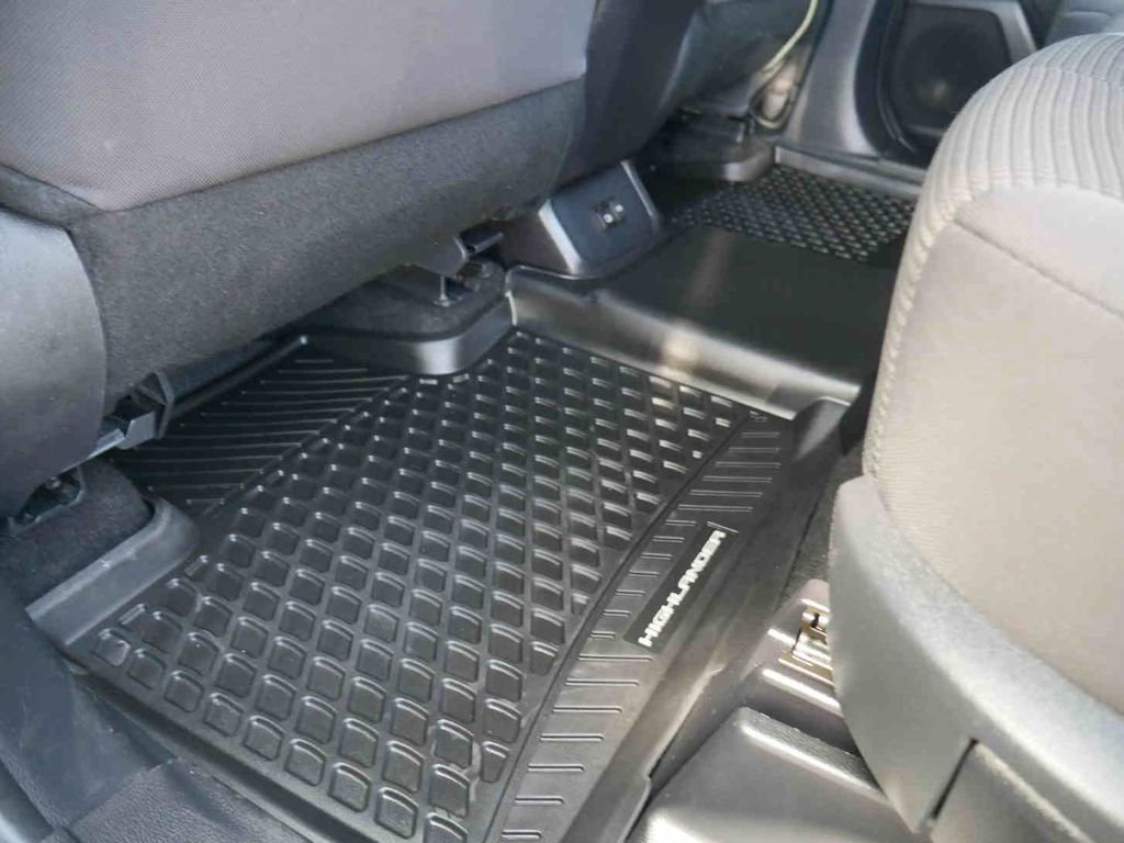 Used 2024 Toyota Highlander LE image 12