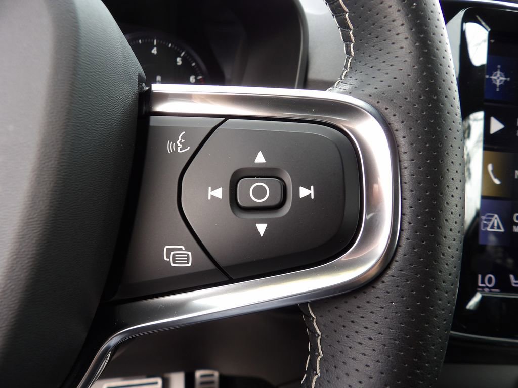 Used 2021 Volvo XC40 T5 R-Design w/ Climate Package image 17