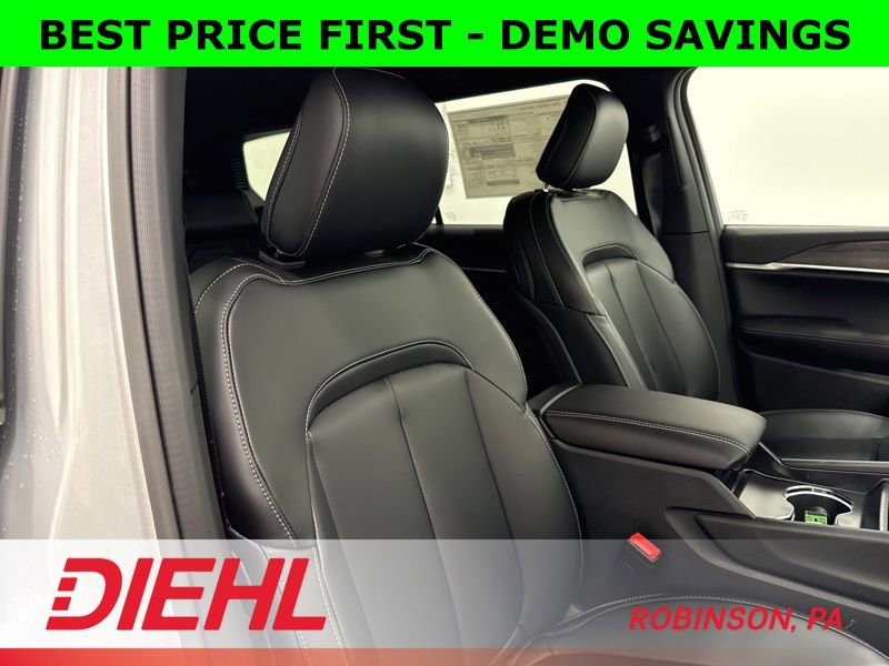 New 2025 Jeep Grand Cherokee L Limited w/ Black Appearance Package AWD/4WD image 15