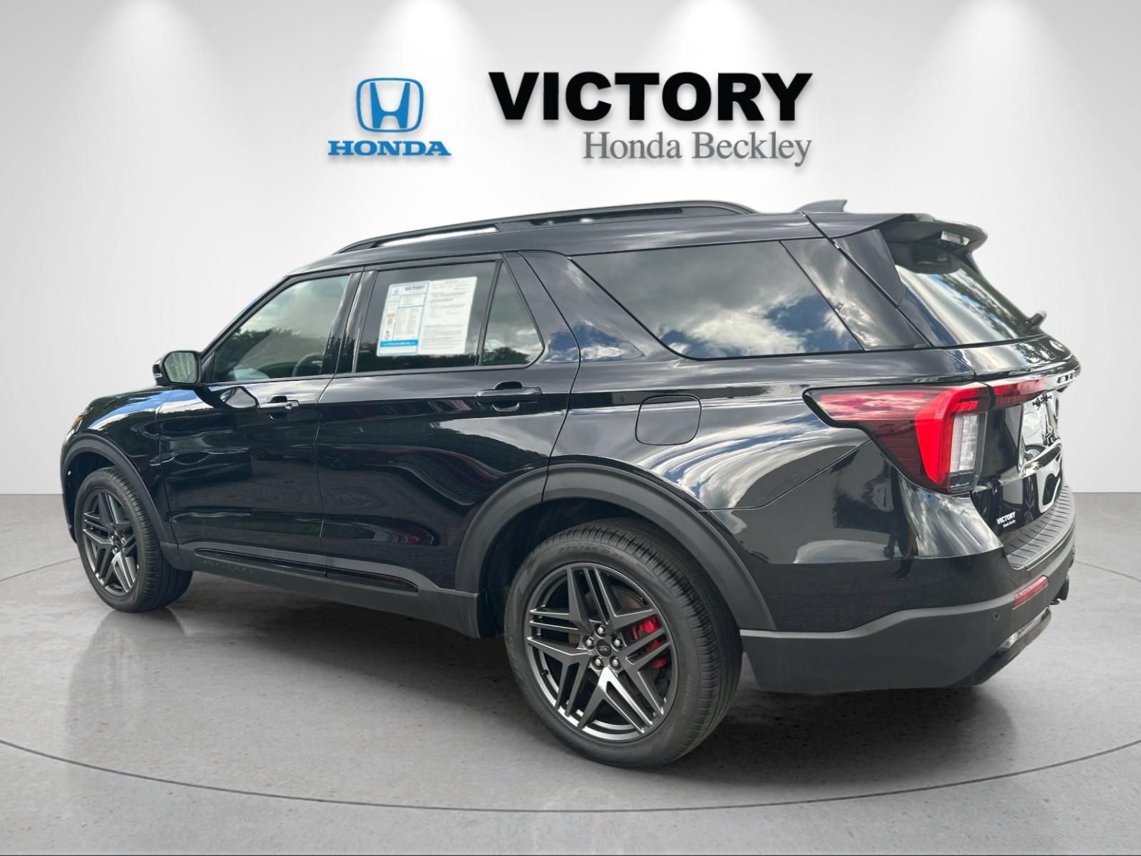Used 2025 Ford Explorer ST-Line w/ ST-Line Street Pack AWD/4WD image 3