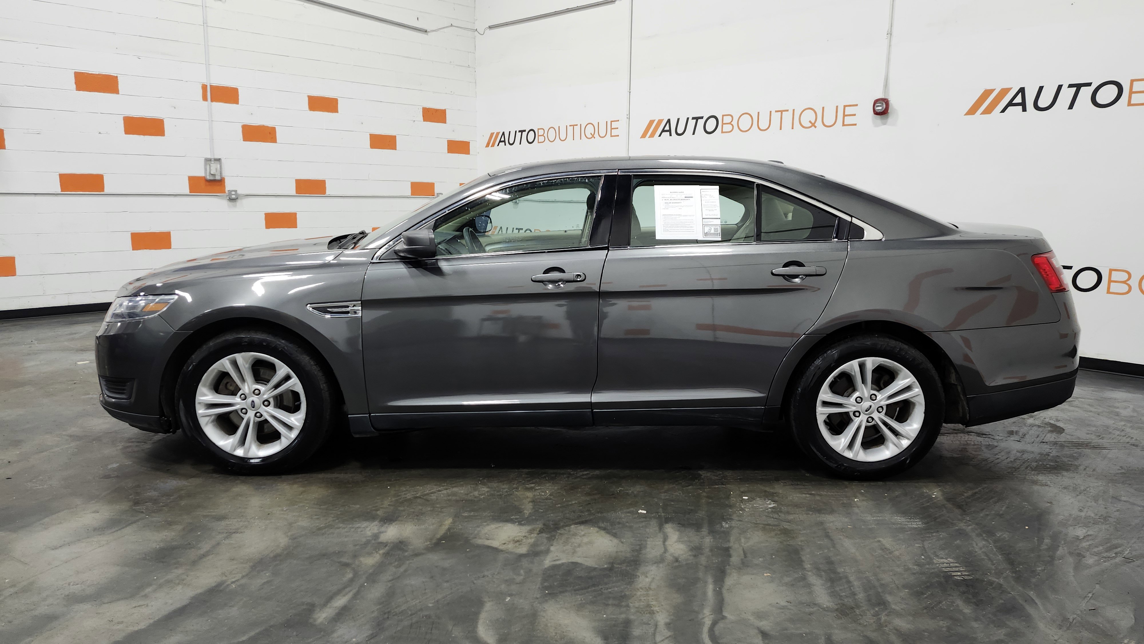 Used 2016 Ford Taurus SE image 12