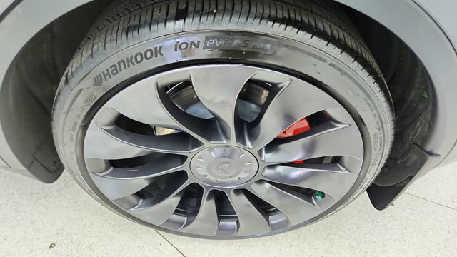 Used 2025 Tesla Model Y Performance image 59