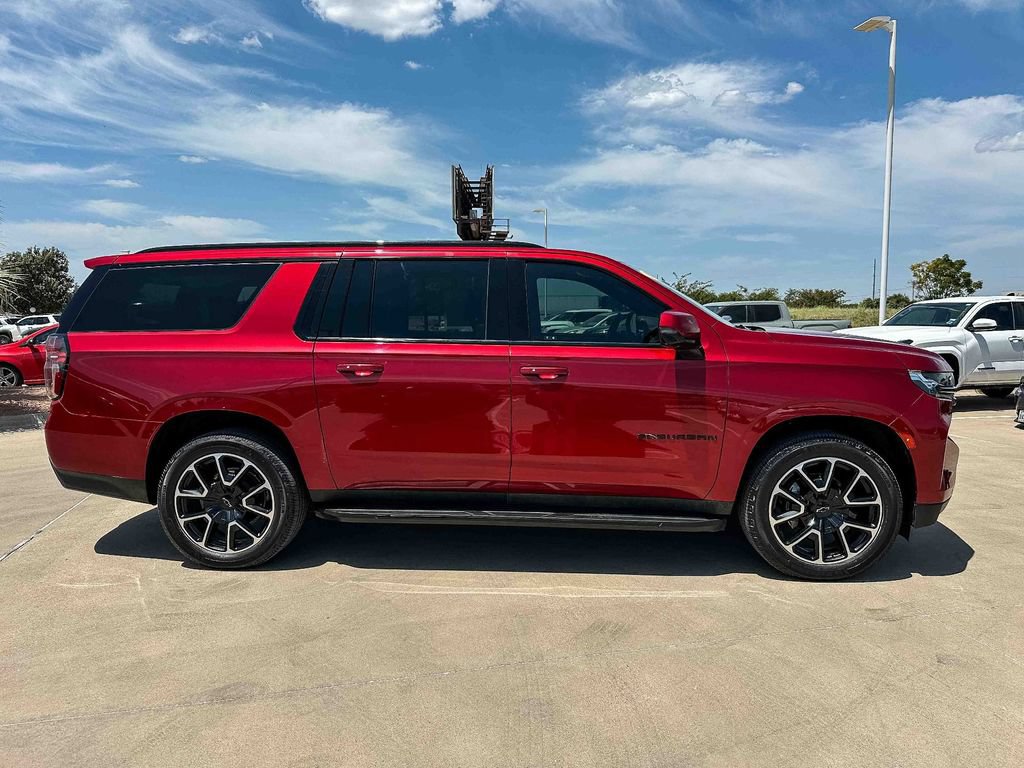 Used 2023 Chevrolet Suburban RST w/ Luxury Package AWD/4WD image 2