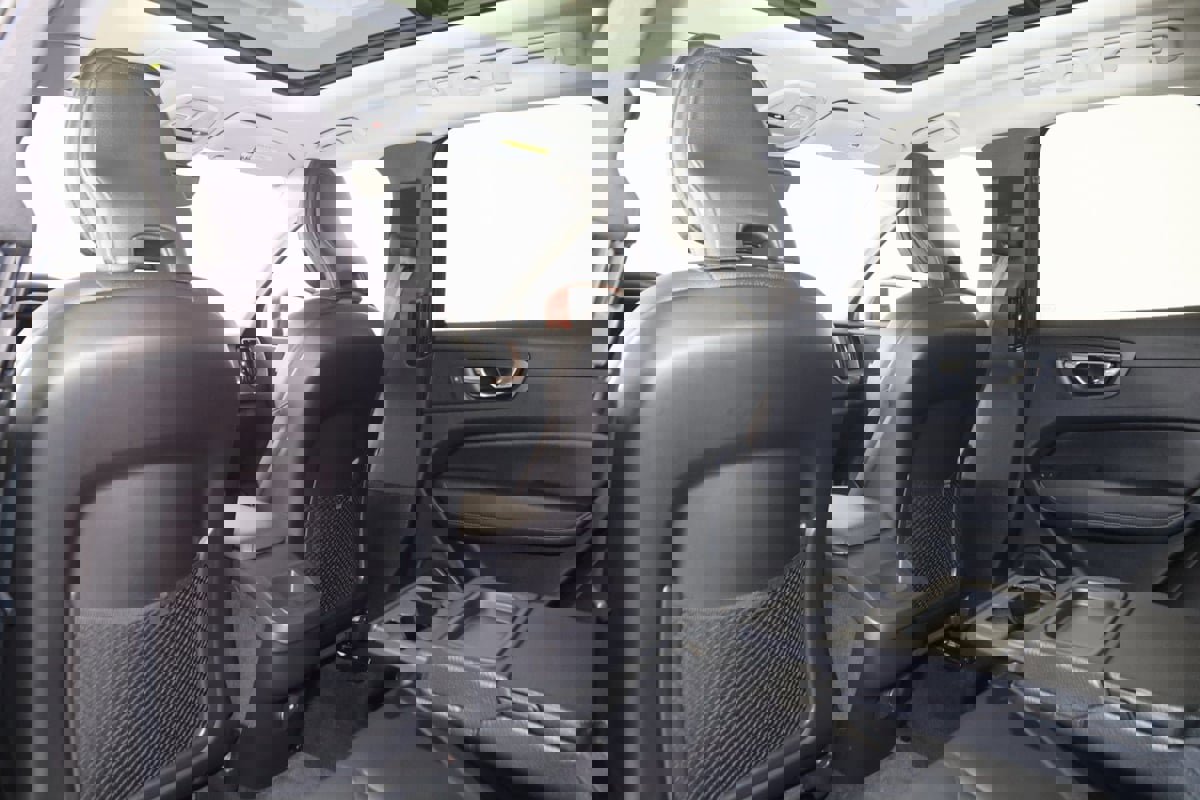 Used 2022 Volvo XC60 B5 Momentum image 53