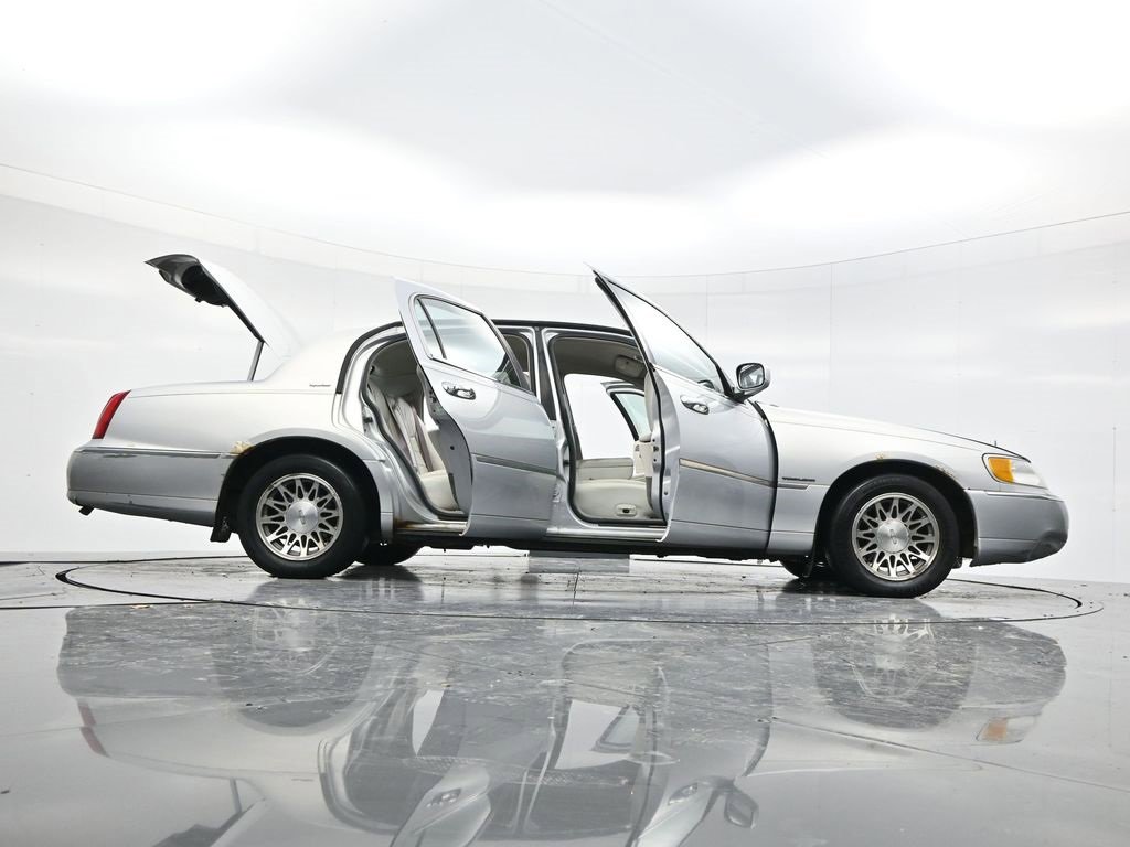 Used 2002 Lincoln Town Car Signature image 52