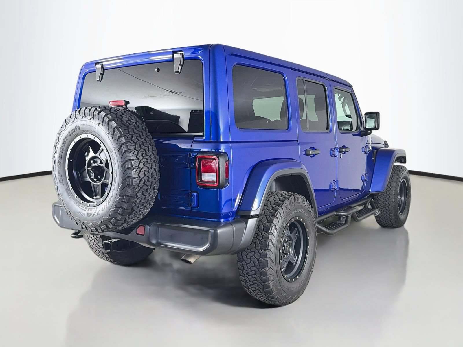Used 2018 Jeep Wrangler Unlimited Sahara AWD/4WD image 7
