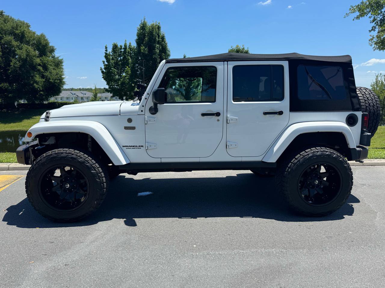 Used 2016 Jeep Wrangler Unlimited Sahara AWD/4WD image 6
