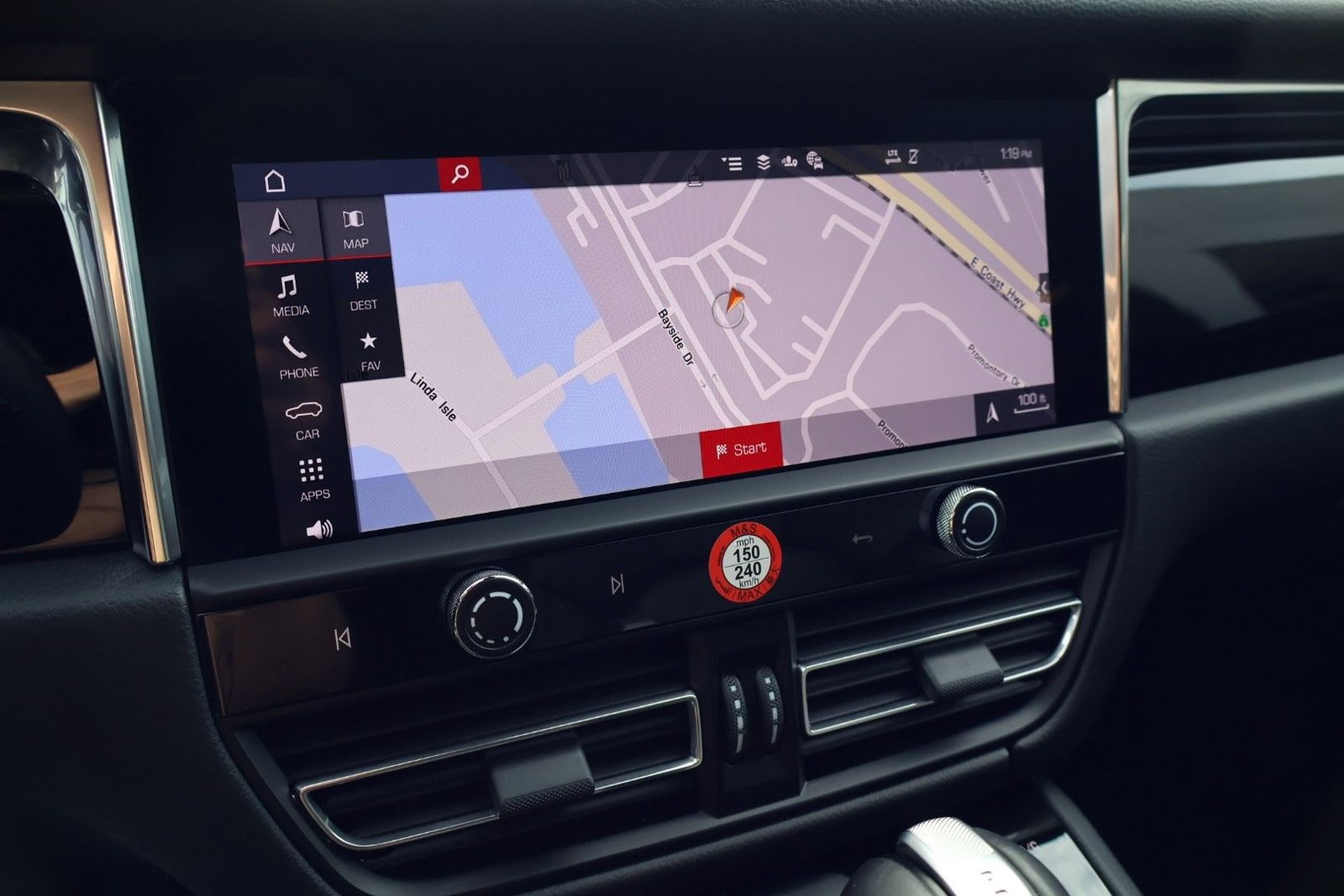 Certified 2025 Porsche Macan image 18