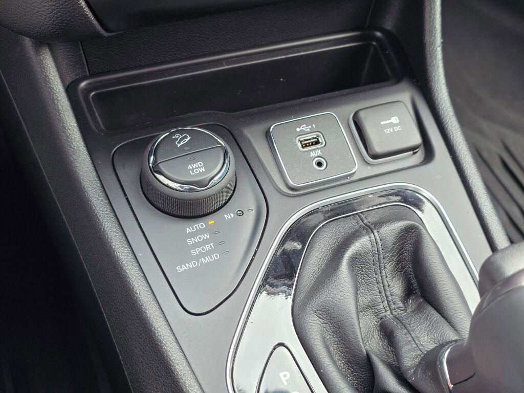 Used 2019 Jeep Cherokee Limited w/ Technology Group image 24