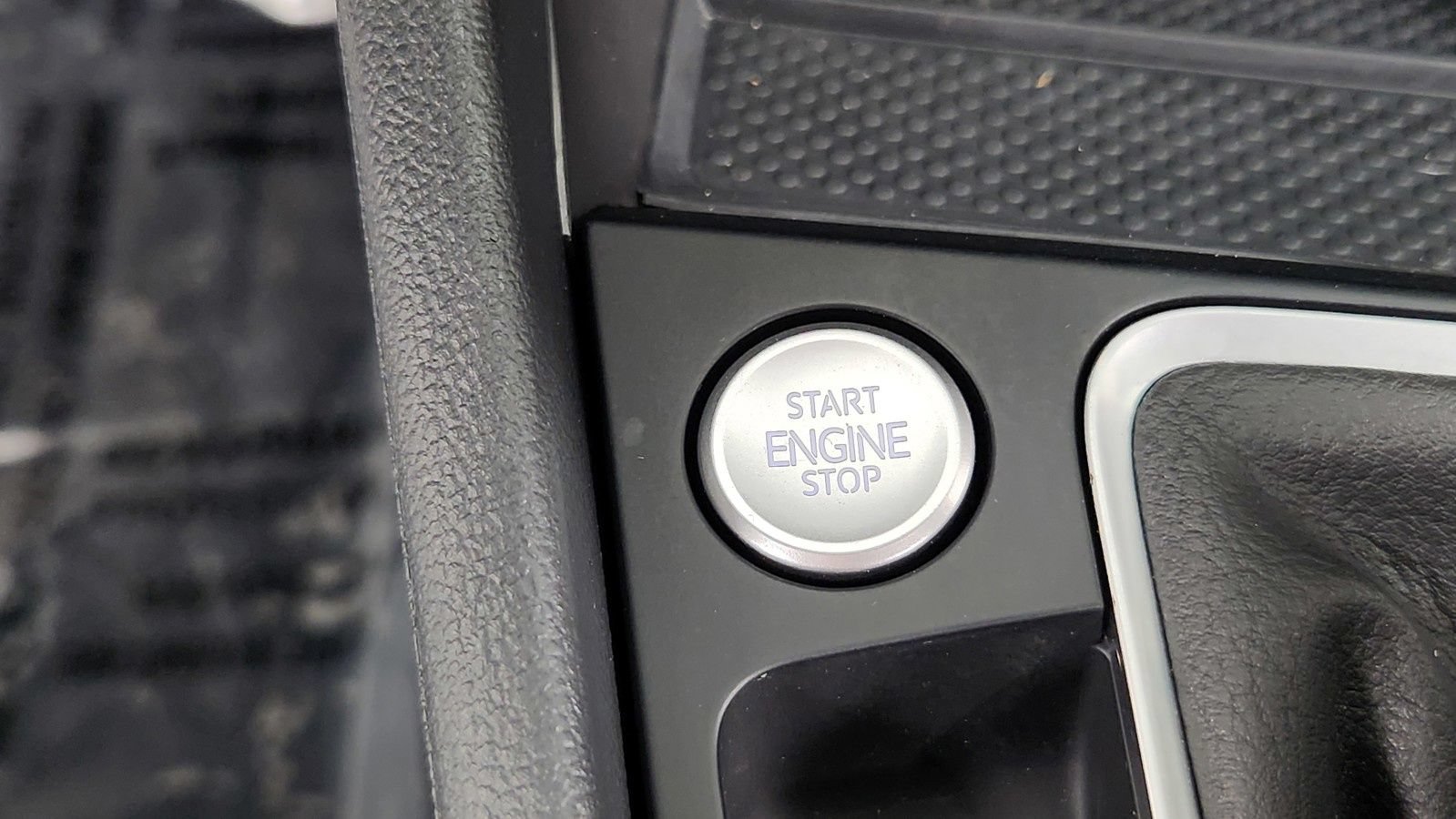 Used 2025 Volkswagen Jetta SE FWD image 22