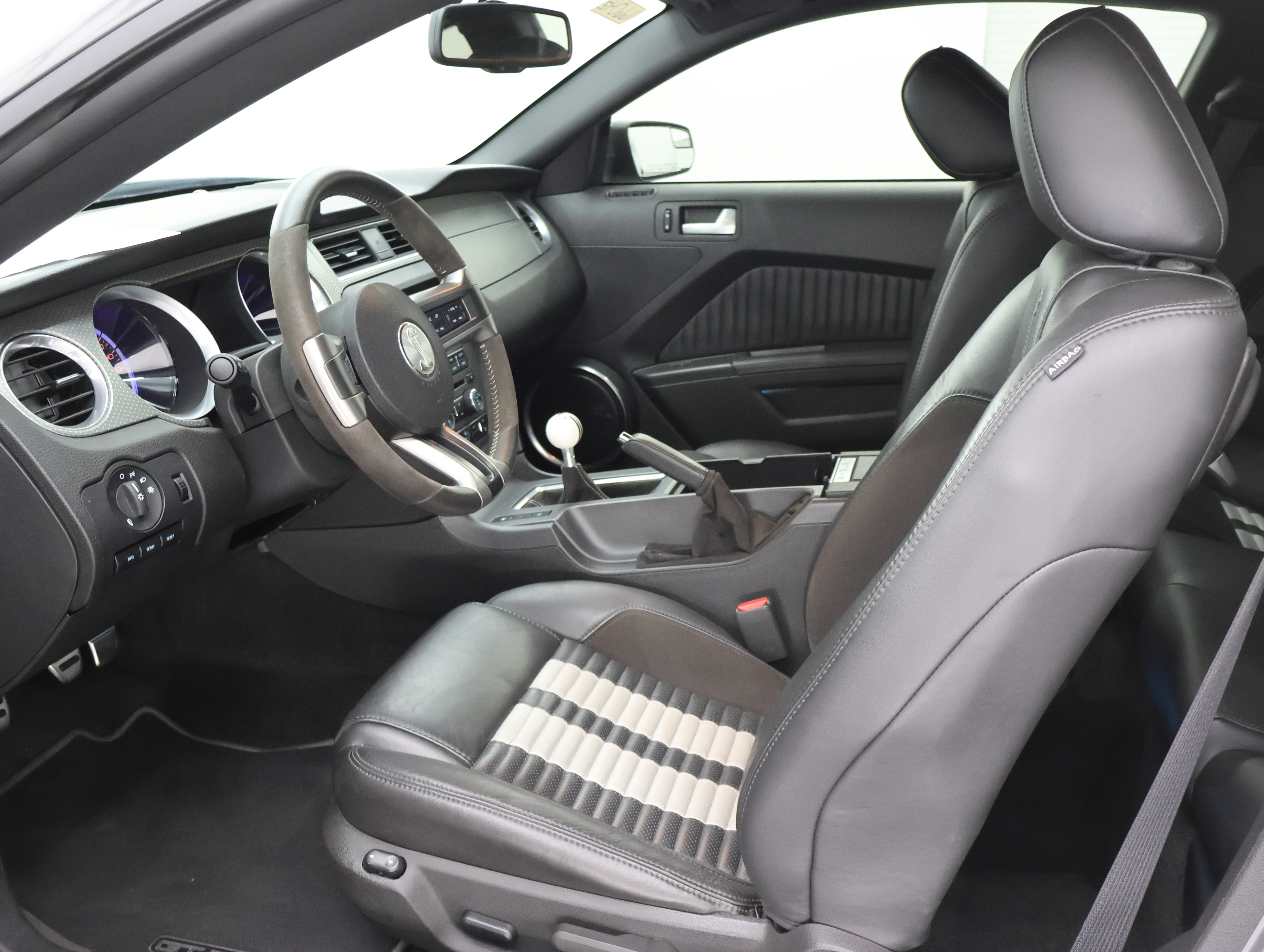Used 2011 Ford Mustang Shelby GT500 RWD image 8