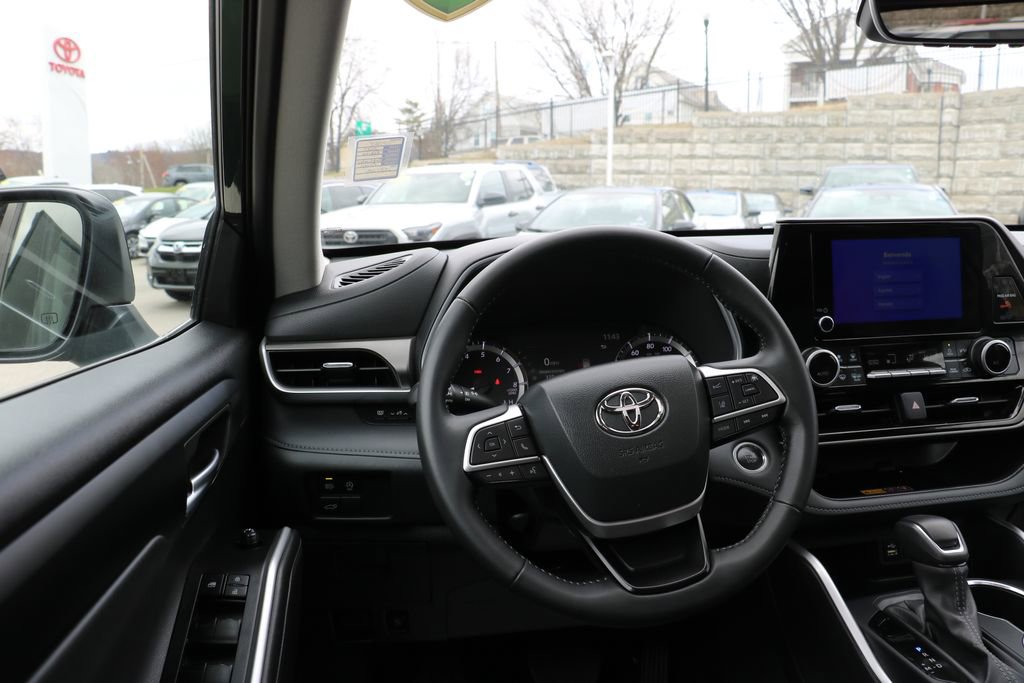 Used 2025 Toyota Highlander XLE AWD/4WD image 29