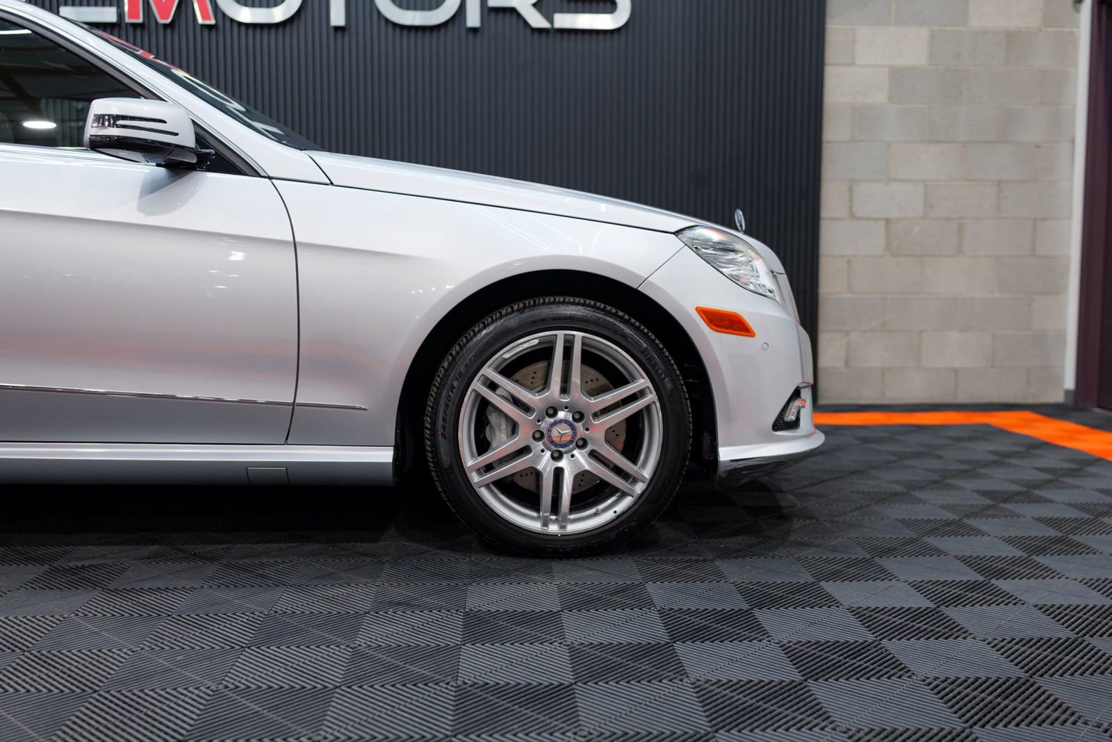 Used 2010 Mercedes-Benz E 550 4MATIC Sedan image 13