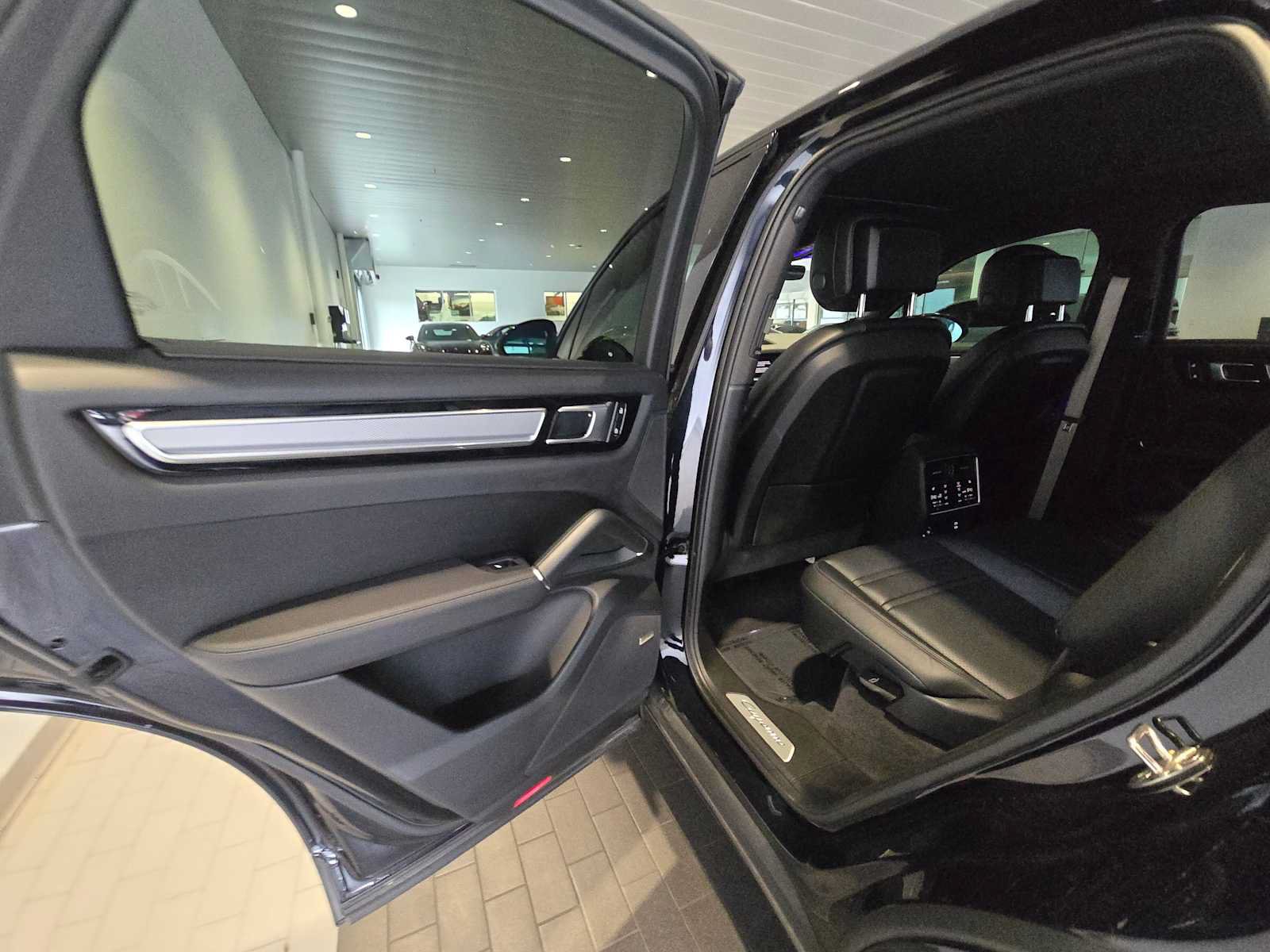 Used 2022 Porsche Cayenne Platinum Edition AWD/4WD image 16
