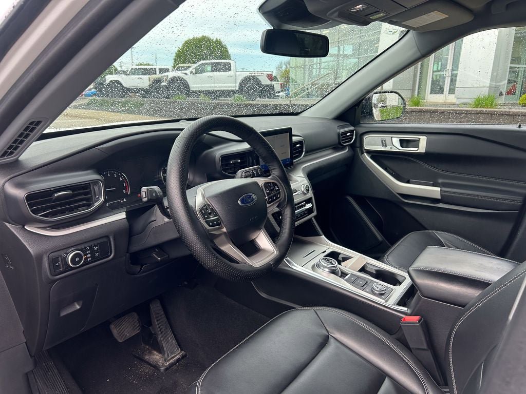 Used 2024 Ford Explorer XLT w/ Equipment Group 202A AWD/4WD image 9