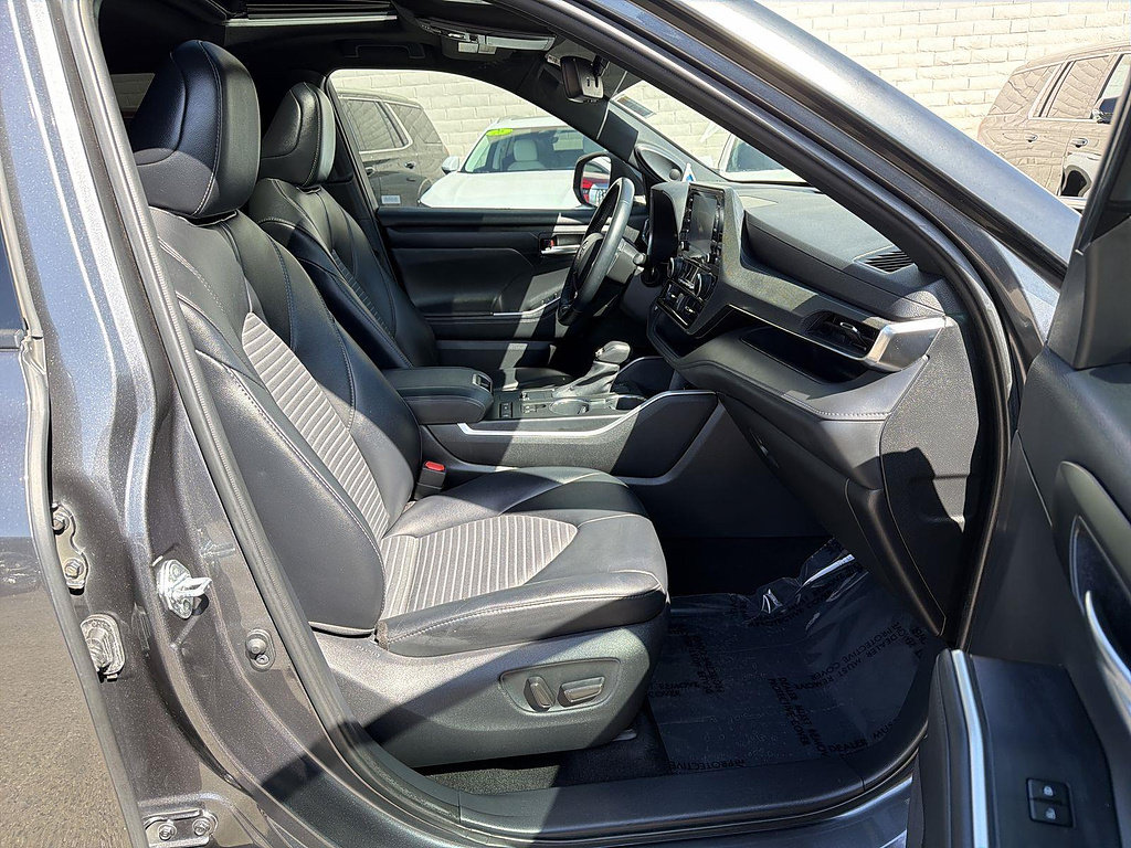 Used 2021 Toyota Highlander XSE FWD image 28