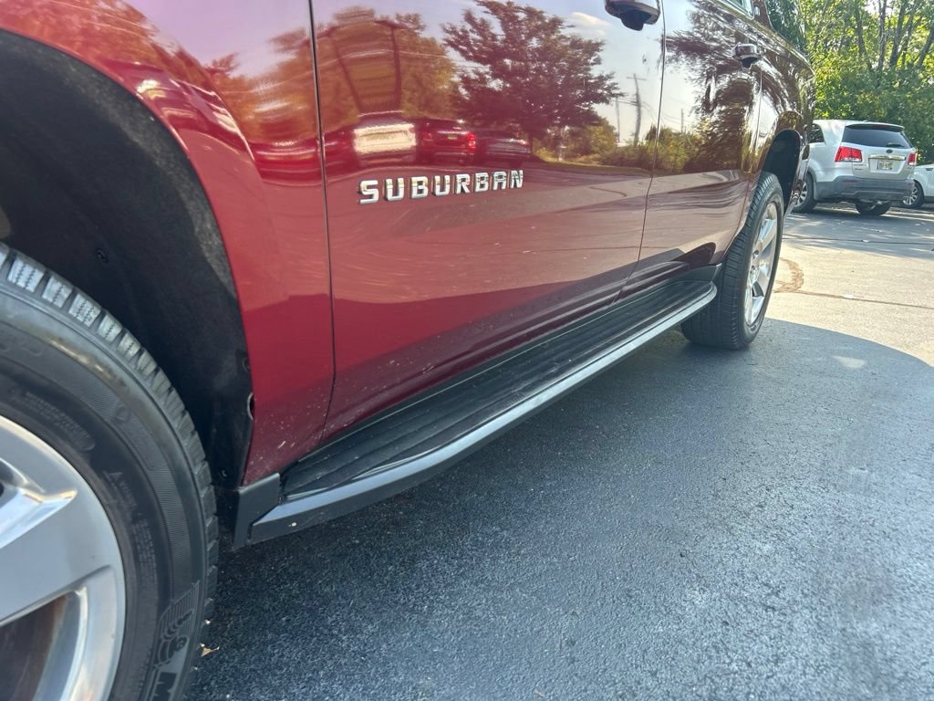 Used 2017 Chevrolet Suburban LT w/ Luxury Package AWD/4WD image 4