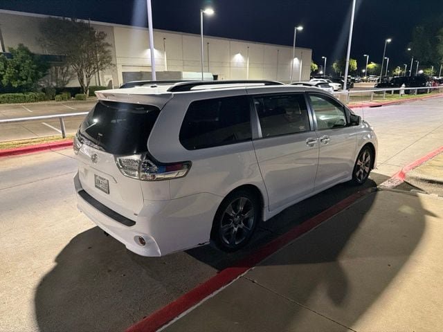 Used 2014 Toyota Sienna SE FWD image 6