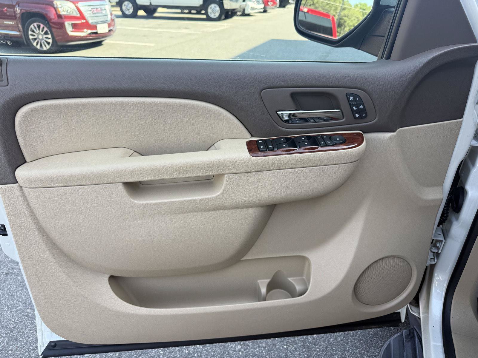 Used 2014 Chevrolet Suburban LTZ RWD image 12