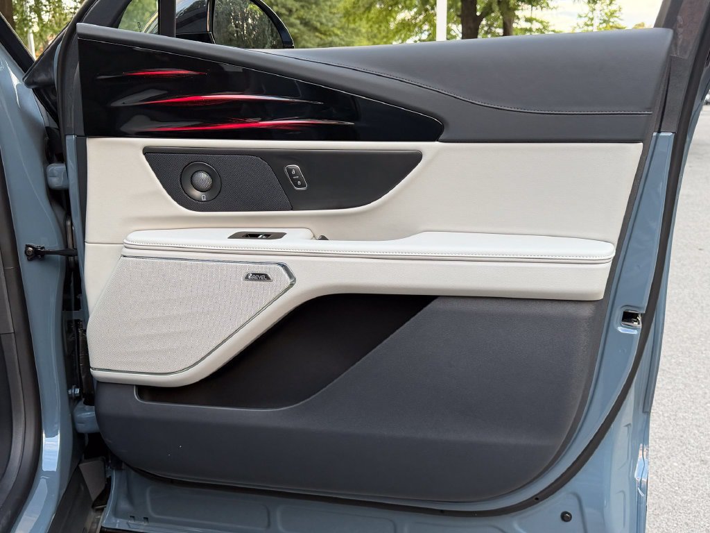 New 2026 Lincoln Nautilus Reserve w/ Jet Appearance Package AWD/4WD image 8