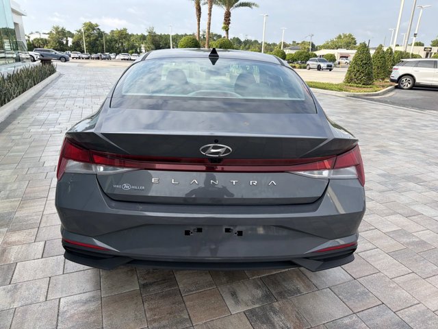 Used 2023 Hyundai Elantra SEL w/ Convenience Package FWD image 3