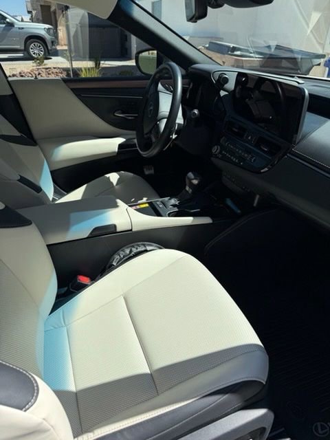 Used 2025 Lexus ES 300h w/ Premium Package FWD image 1