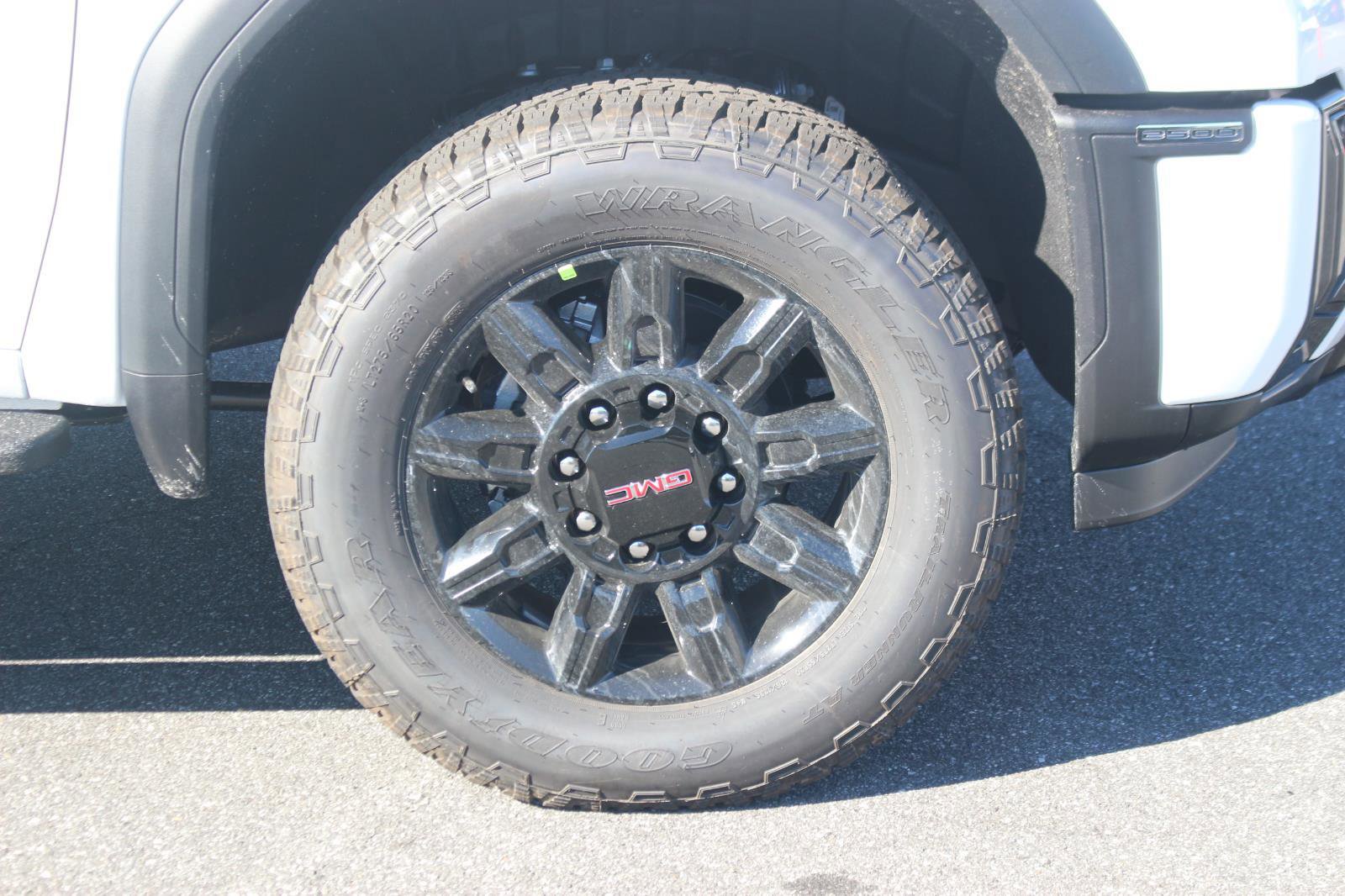 New 2026 GMC Sierra 2500 AT4 w/ AT4 Premium Plus Package image 9