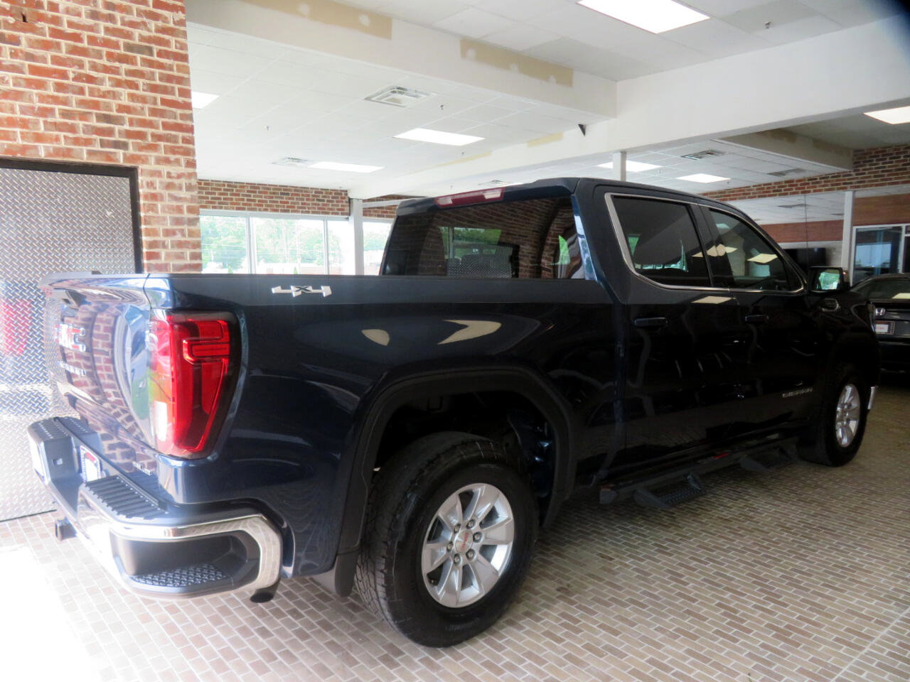 Used 2020 GMC Sierra 1500 SLE image 4