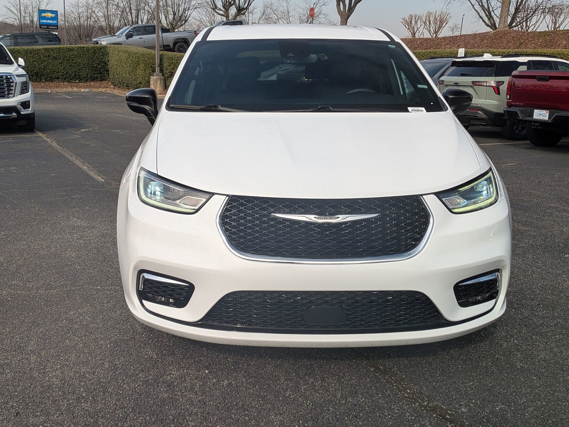 Used 2025 Chrysler Pacifica Select image 3