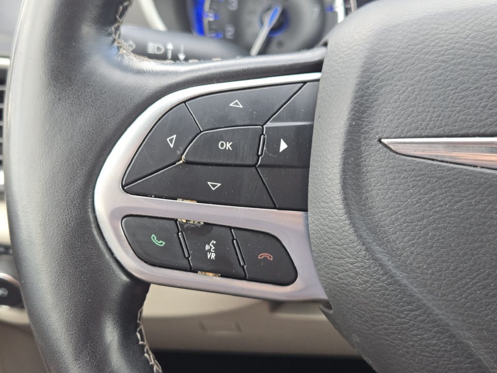 Used 2021 Chrysler Pacifica Touring-L FWD image 21