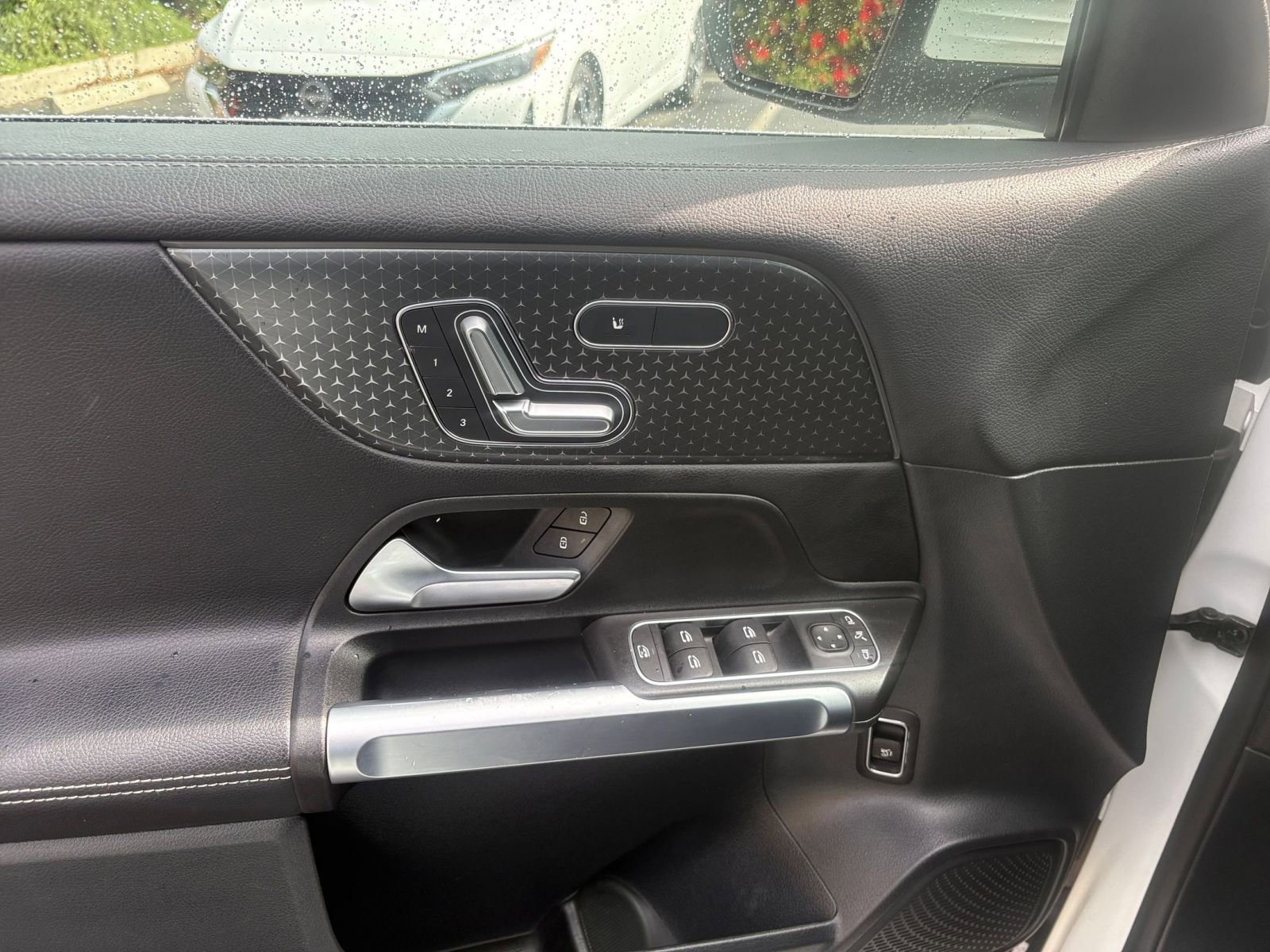 Used 2025 Mercedes-Benz GLB 250 4MATIC image 18
