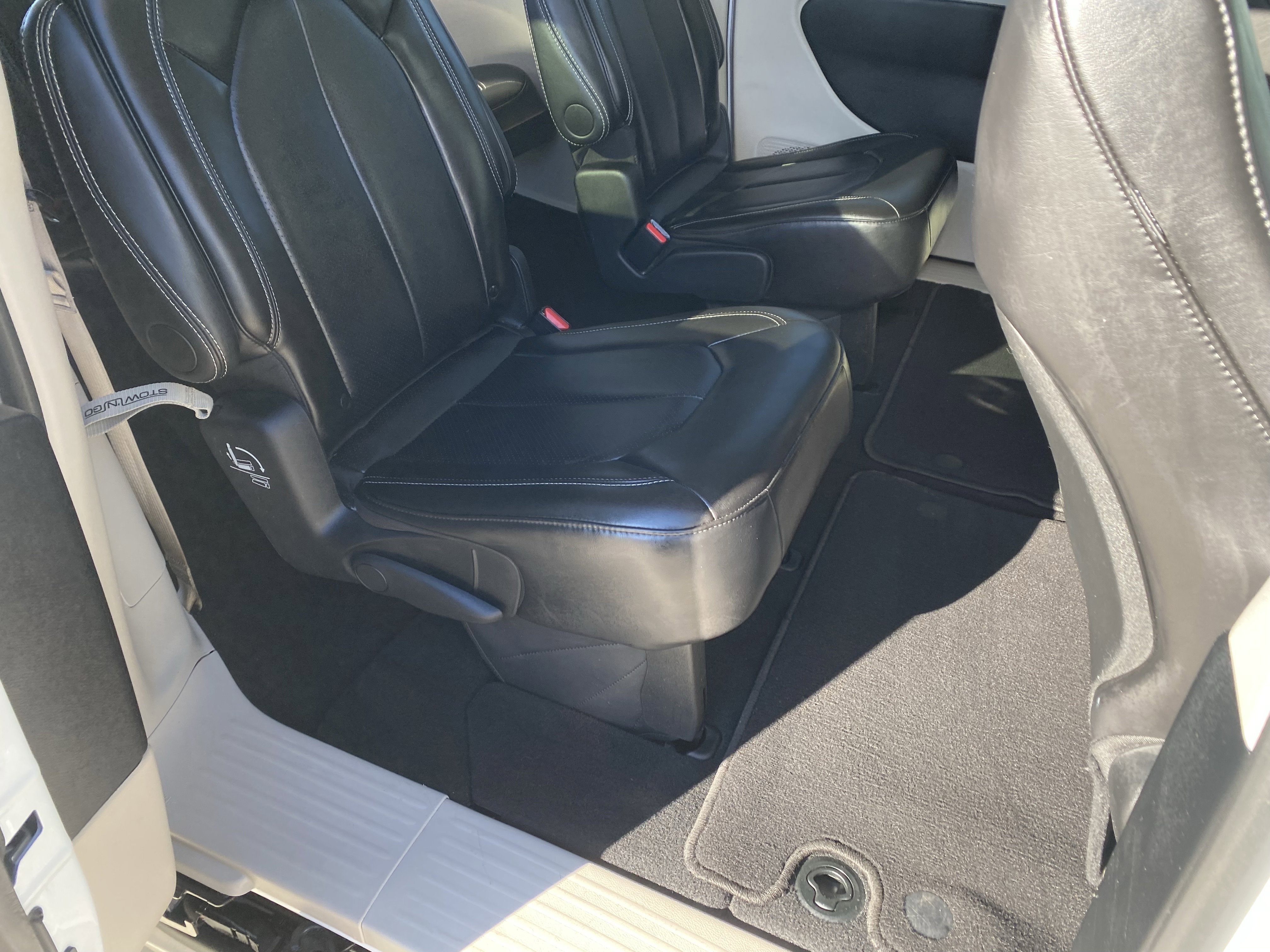 Used 2024 Chrysler Pacifica Touring-L image 13