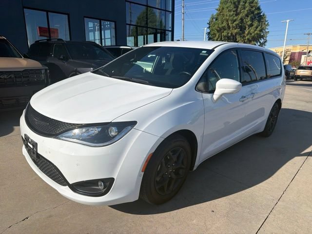 Used 2019 Chrysler Pacifica Touring Plus w/ Advanced Safetytec Group FWD image 3
