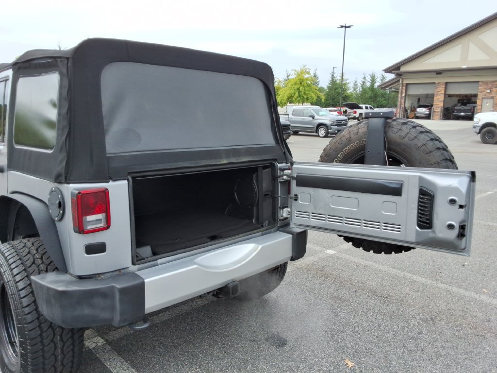 Used 2014 Jeep Wrangler Unlimited Sahara w/ Max Tow Package AWD/4WD image 17