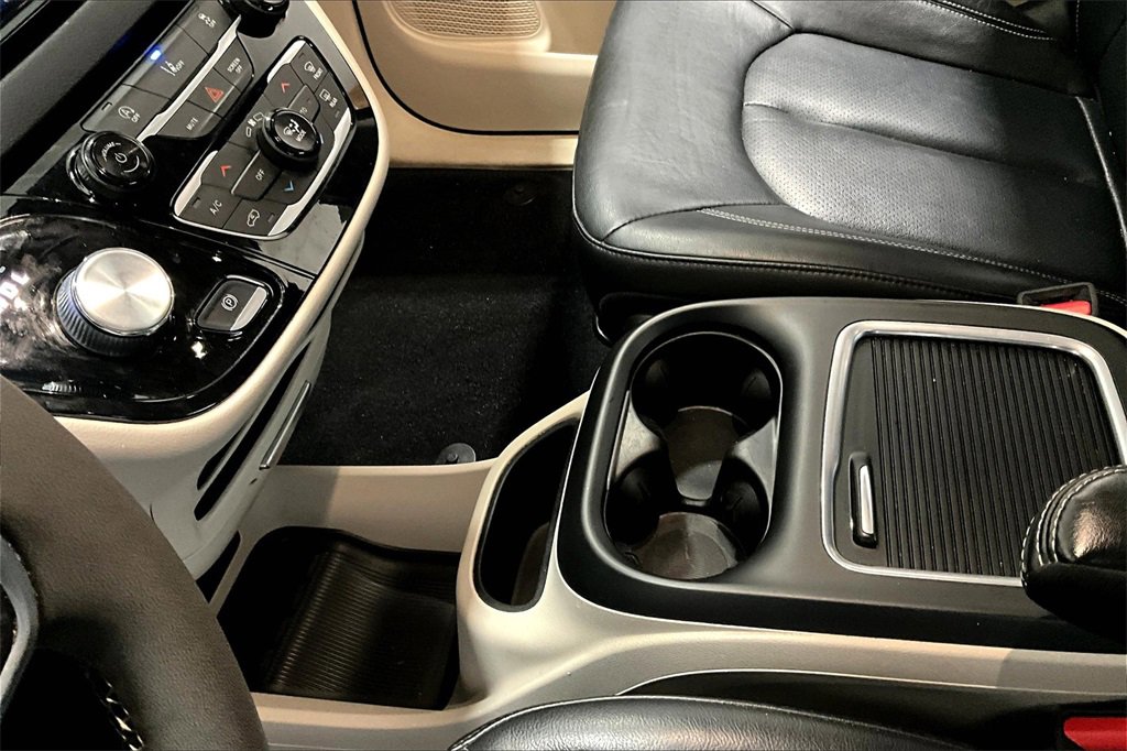 Used 2022 Chrysler Pacifica Touring-L image 17