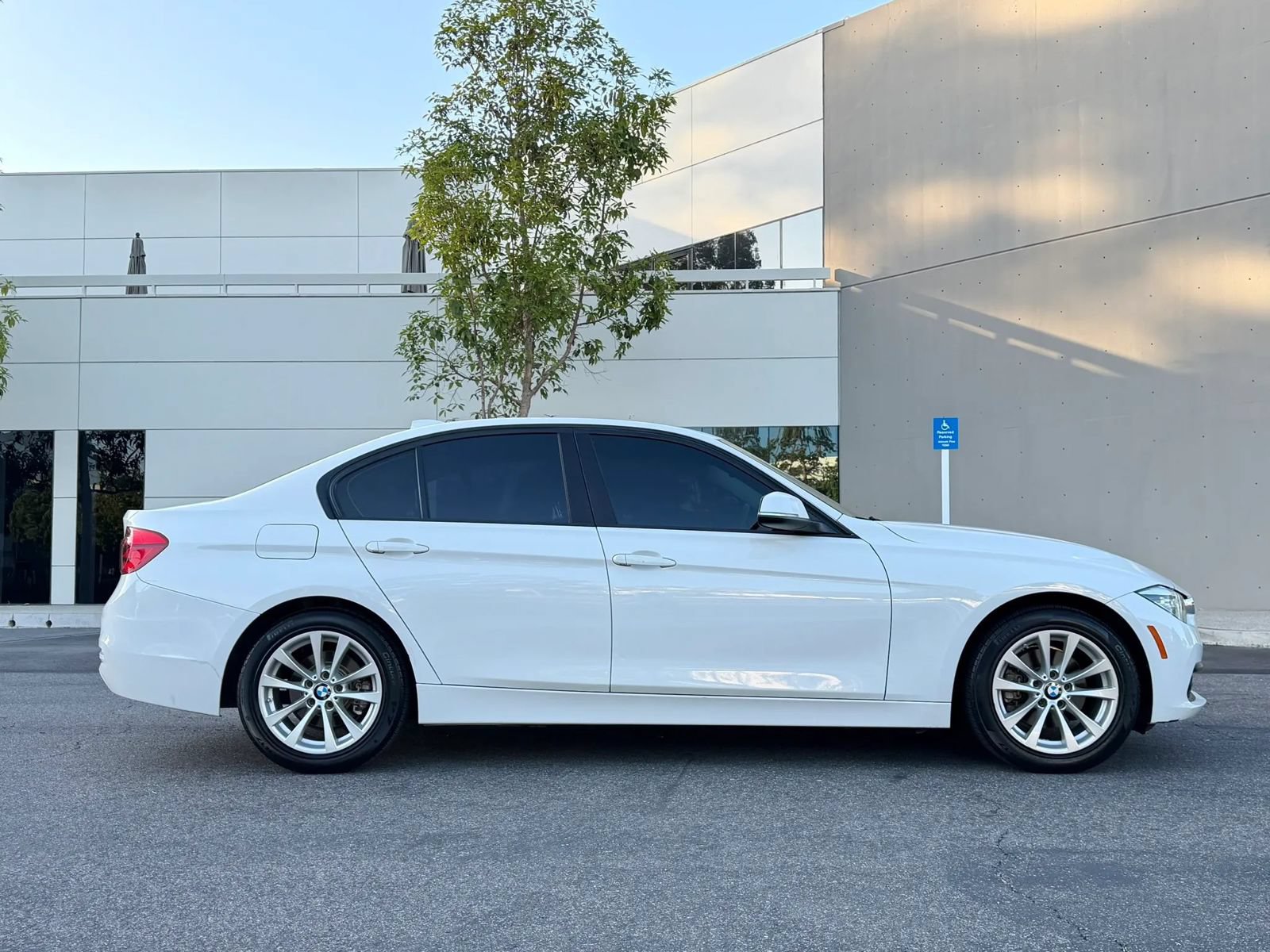 Used 2018 BMW 320i Sedan RWD image 3